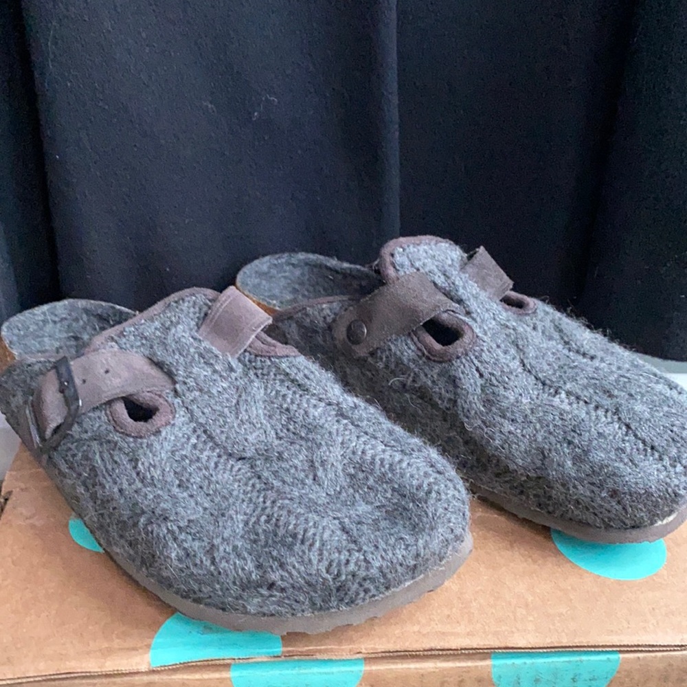 American Eagle Knitted Clogged Slippers